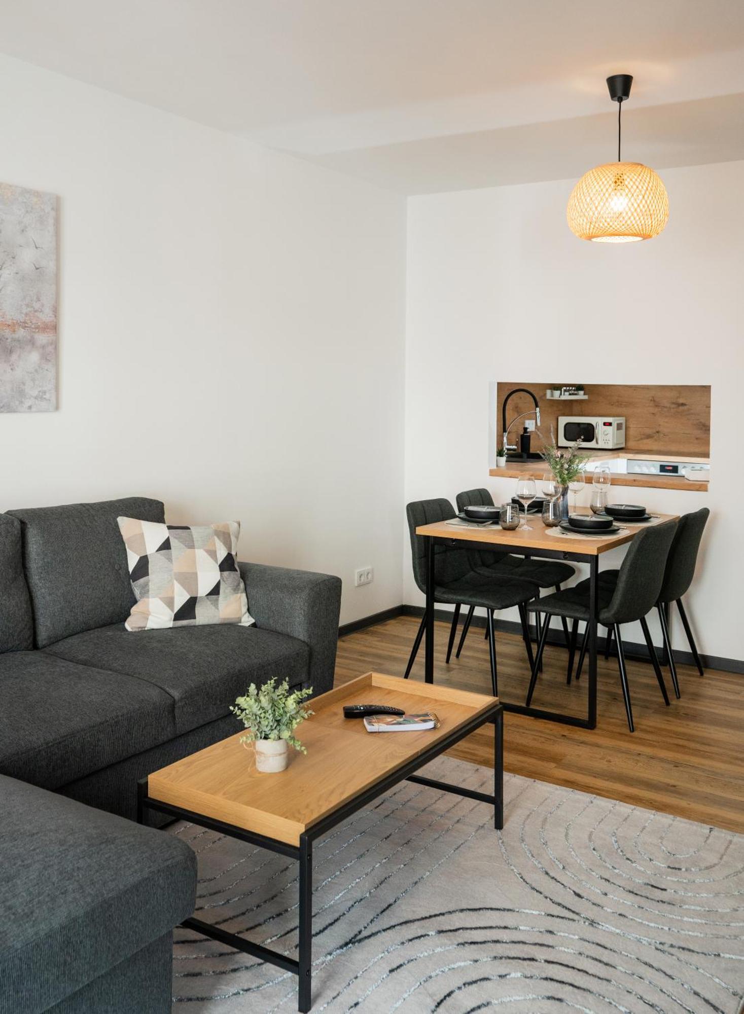 Reitz - Apartment I Zentrale Lage I Stellplatz I 55Qm I 2 Zimmer I Kueche I Bad I Terrasse Bad Hersfeld Ngoại thất bức ảnh